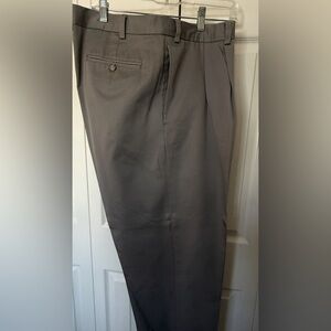 Jos A Bank Men's GRAY Pants Trousers TRAVELER 44Wx30L Pleated Cuffs 100% Cotton